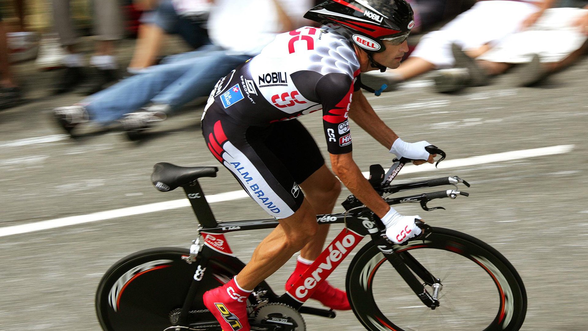 “极速追逐：瞬间超车让全场沸腾”，极速追赶